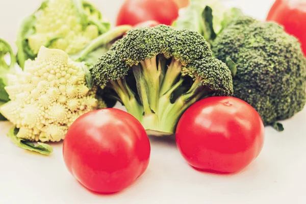 सफेद लकड़ी की पीठ पर परिपक्व सब्जियां टमाटर रोमनस्को ब्रोकोली — स्टॉक फ़ोटो, इमेज