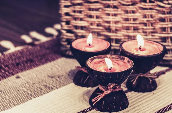 Queimando velas de aroma spa em casca de coco, interior acolhedor casa  . — Fotografia de Stock