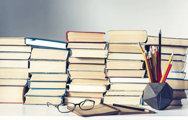 Jegyzetfüzet, ceruza, szemüveg és köteg könyv, iskolai háttér — Stock Fotó