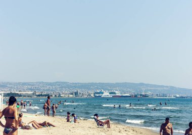 Catania, Sicilya, İtalya 11 Ağustos 2018 'de insanlar rahatlar. 