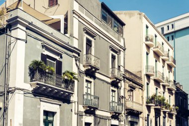 İtalya 'nın güzel şehri, Sicilya' daki antik evin cephesi