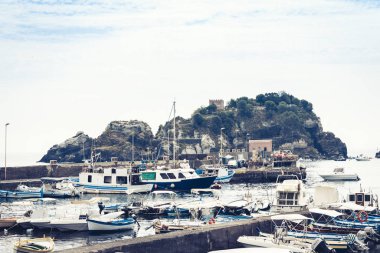 Acitrezza Limanı ve Kiklops adalarının yanında balıkçı tekneleri, Cata