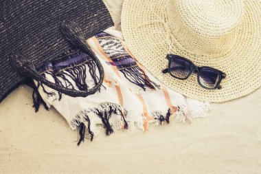 Eski yaz hasır hasır hasır plaj çantası, güneş gözlükleri, şapka kapağı.