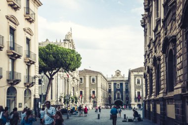 Catania, Sicilya. 08 Ağustos 2018: İnsanlar tarihte yürür.