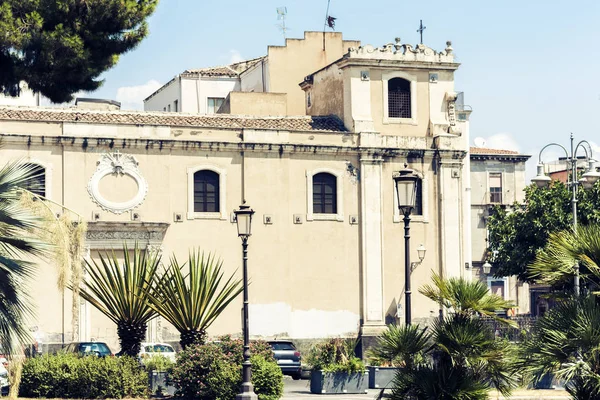 Wunderschöne stadtlandschaft italiens, fassade eines antiken hauses in sizilien — Stockfoto