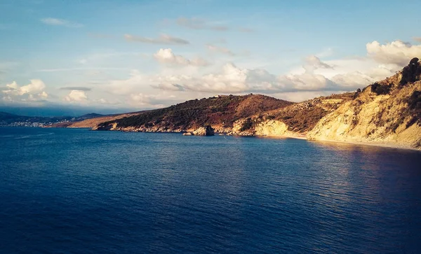 Litorale roccioso vicino a Ksamil, Saranda, Riviera Albanese, bella — Foto Stock