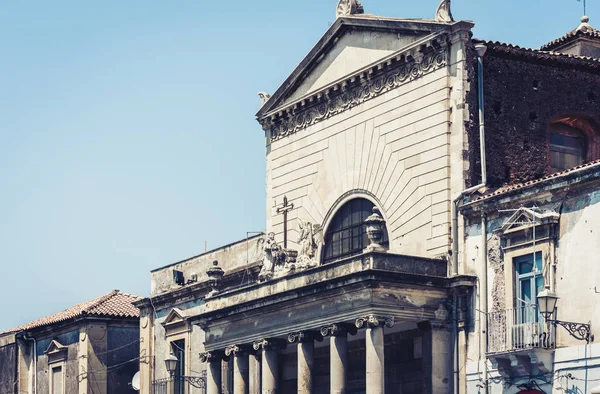 Fassade der alten Kathedrale in der historischen Straße von Catania, Sizilien, — Stockfoto