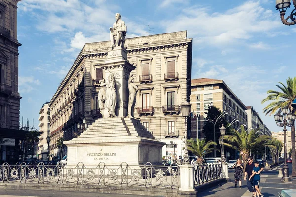 Catania, Sicília, Itália, EUA 08 de agosto de 2018: pessoas perto do famoso l — Fotografia de Stock