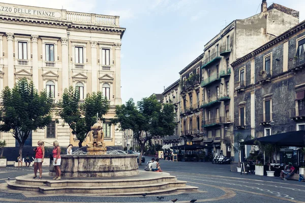 Catania, Sicília, Estados Unidos 08 de agosto de 2018: as pessoas caminham sobre s históricos — Fotografia de Stock