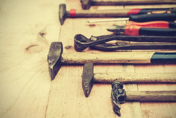 Conjunto de viejas herramientas de construcción a mano vintage sobre un fondo de madera — Foto de Stock