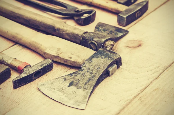 Conjunto de viejas herramientas de construcción a mano vintage sobre un fondo de madera — Foto de Stock