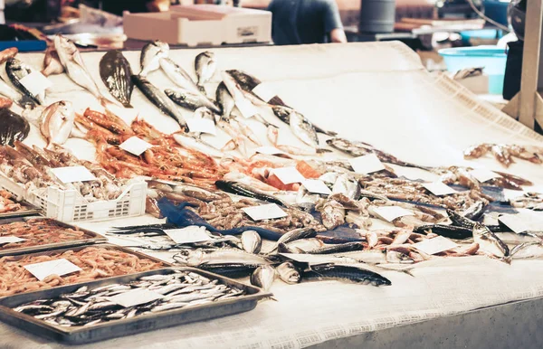 Frischer Fisch und Meeresfrüchte zum Verkauf auf dem Fischmarkt von Catania, — Stockfoto