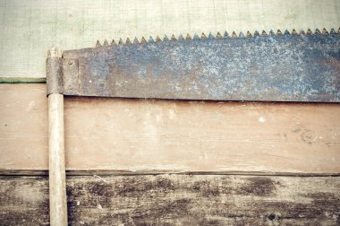 Çok renkli ahşap tahtalarda iyi kullanılmış el testeresi, retro konsept..