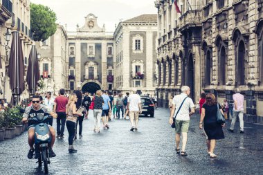 Catania, Sicilya. 15 Ağustos 2018. İnsanlar tarihte yürüyor.