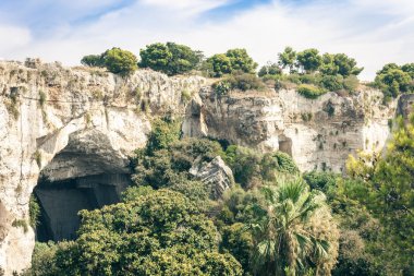 Arkeoloji parkı, Yunan Syracuse Tiyatrosu yakınlarındaki kayalar, harabeler 
