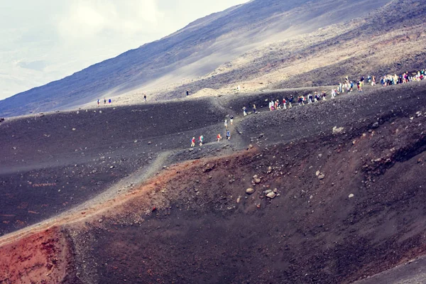 Persone a piedi sul Monte Etna, vulcano attivo sulla costa orientale o — Foto Stock