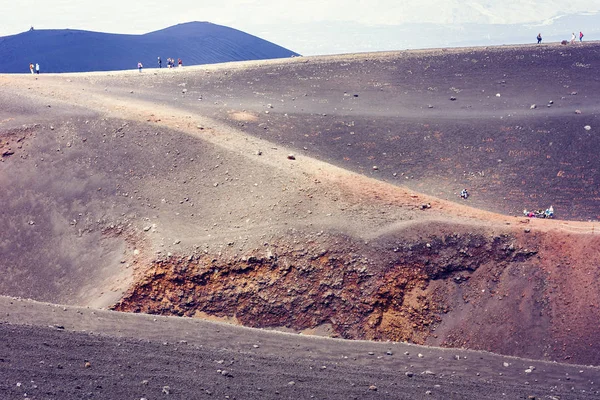 Gente caminando en el Monte Etna, volcán activo en la costa este o —  Fotos de Stock