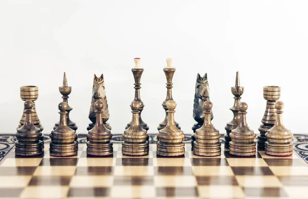 Дерев'яні шахові фігури на шахівниці, концепція лідерства на білому — стокове фото