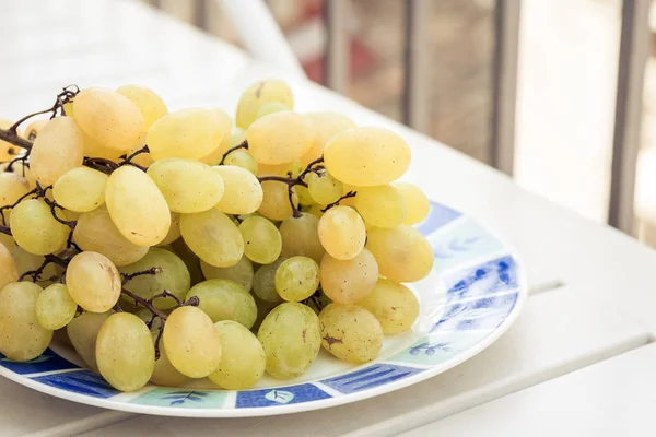Frescas uvas verdes maduras en plato, concepto vegetariano jalá — Foto de Stock
