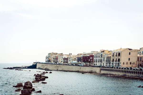 Vecchi edifici sul lungomare di Ortigia (Ortigia), Siracusa , — Foto Stock