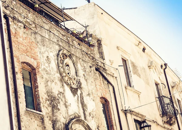 Krásné město Sicílie, historická ulice Taormina, fa — Stock fotografie