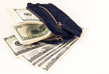 Beyaz arka planda siyah süet deri cüzdan ve dol.