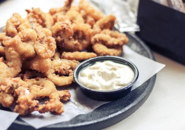 Syracus 'taki restoranda soslu ızgara karides.