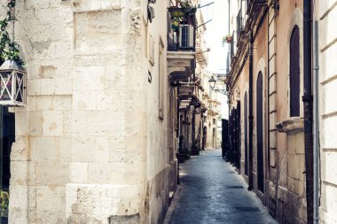 Ortygia Adası, Syracuse 'da eski evleri olan Antik Cadde (Sira