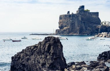 Acicastello Acitrezza, Catania, Sic 'teki antik Norman kalesi