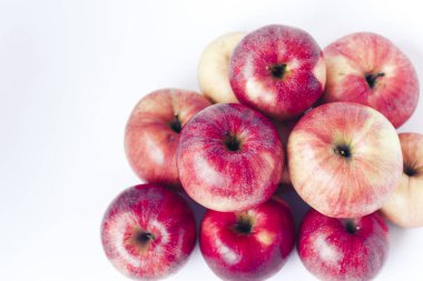 Beyaz arka planda taze kırmızı elmalar, vejetaryen konsepti.