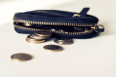 Beyaz arka planda siyah süet deri cüzdan.