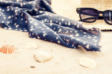 Eski yaz hasır hasır hasır plaj çantası, güneş gözlüğü ve çanta.