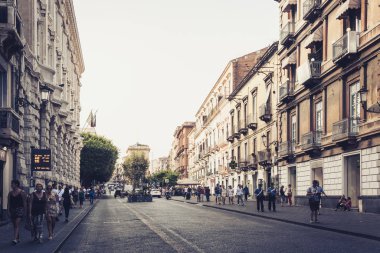 Catania, Sicilya. 9 Ağustos 2018. İnsanlar tarihi bir günde yürüyor.