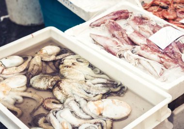 Catania 'da balık pazarında satılık taze balık ve deniz ürünleri.