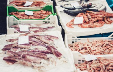 Catania 'da balık pazarında satılık taze balık ve deniz ürünleri.