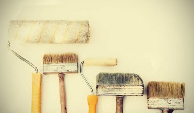 Duvar fırçaları ve beyaz torbaya resim yapmak için aletler.