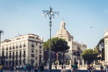 Catania, Sicilya, İtalya. 9 Ağustos 2018. İnsanlar saat 12 'de yürüyor.