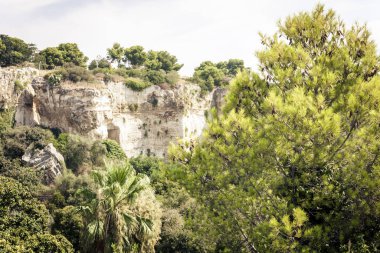 Arkeoloji parkı, Yunan Syracuse Tiyatrosu yakınlarındaki kayalar, harabeler 