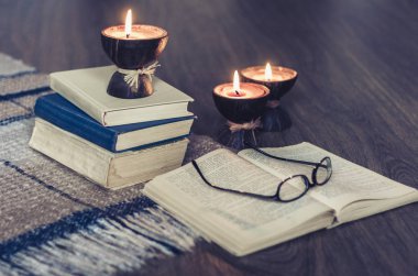 Hindistan cevizi kabuğunda yanan spa aromalı mumlar, ekose, gözlük ve b