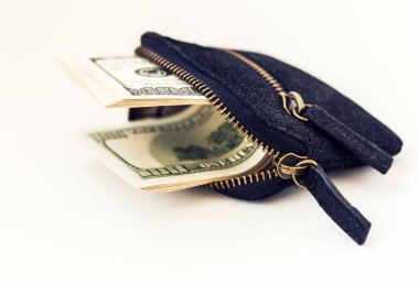 Beyaz arka planda siyah süet deri cüzdan ve dol.