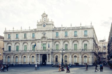 Catania, Sicilya. 08 Ağustos 2018: İnsanlar tarihte yürür.