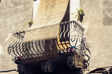 Catania 'daki eski barok binasının balkonunda, geleneksel mimar.