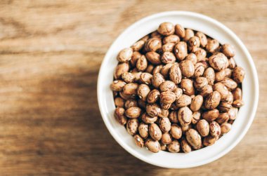 Beyaz porselen kasede ahşap zemin üzerinde fasulye (fazseolus), 