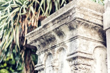 Catania, Sicilya, İtalya 'da sütunları olan eski barok çitler.