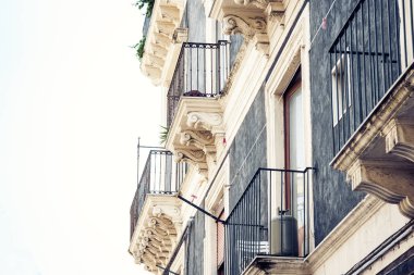 Catania 'daki eski barok binasının balkonunda, geleneksel mimar.
