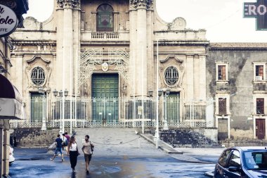 Catania, Sicilya. 15 Ağustos 2018: insanlar antik çağlara yakın yürür.