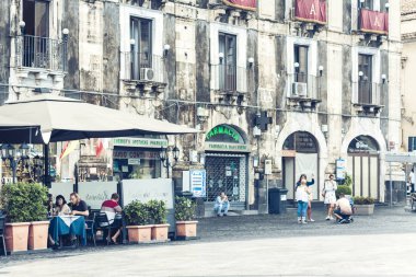 Catania, Sicilya. 15 Ağustos 2018. İnsanlar tarihte yürüyor.