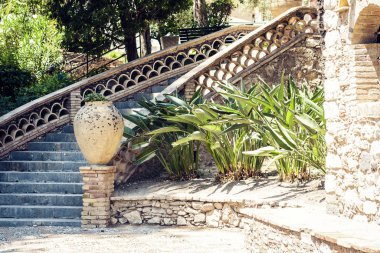 Parco Colonna 'daki çardak, Taormina, Sicilya' daki ünlü halk parkı.,
