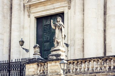 Antik katedralin bir parçası. Catania şehrinin manzarası, 