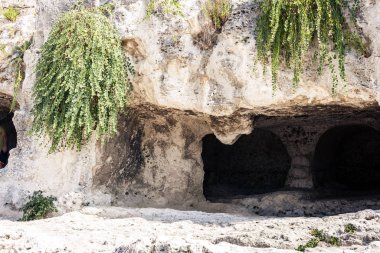Arkeoloji parkı, Yunan Syracuse Tiyatrosu yakınlarındaki kayalar, harabeler 